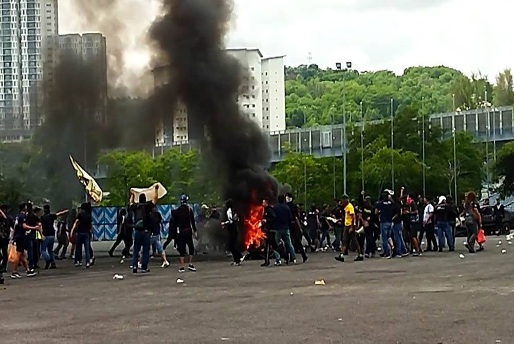 Sekumpulan 'perusuh' bertindak membakar tayar.