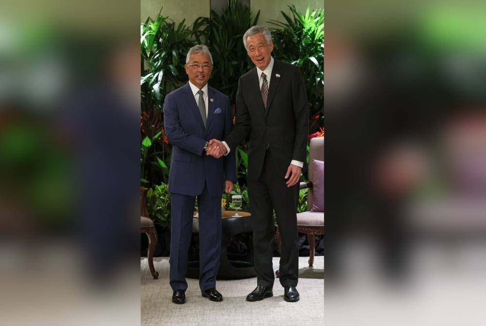 Al-Sultan Abdullah (kiri) pada Rabu berkenan menerima menghadap Hsien Loong sempena lawatan negara baginda ke republik itu selama empat hari bermula Selasa. - Foto Bernama