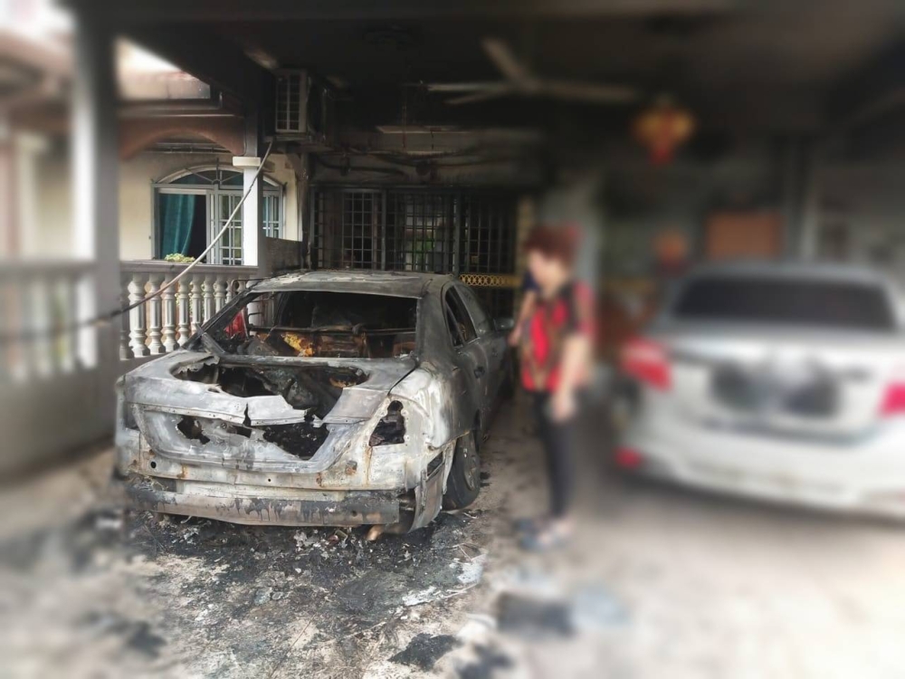 Keadaan kenderaan yang terbakar selepas kejadian terbabit.