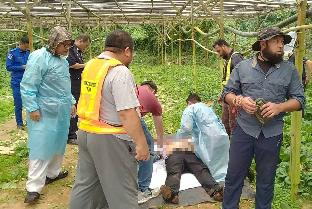 Mangsa sedang menerima rawatan oleh pasukan penyelamat sejurus dibawa keluar dari kawasan nahas.