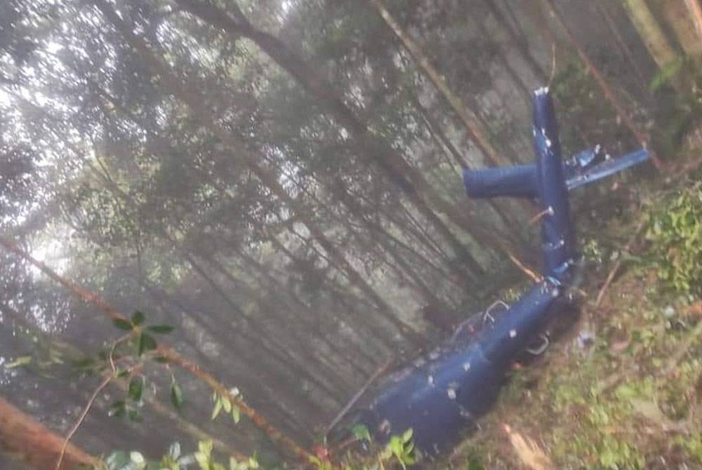Helikopter jenis Eurokopter AS 355 F2 yang membawa petugas kesihatan yang terhempas ketika melakukan pendaratan cemas di Hutan Brinchang, Cameron Highlands pada Rabu. - Foto ihsan JBPM Pahang
