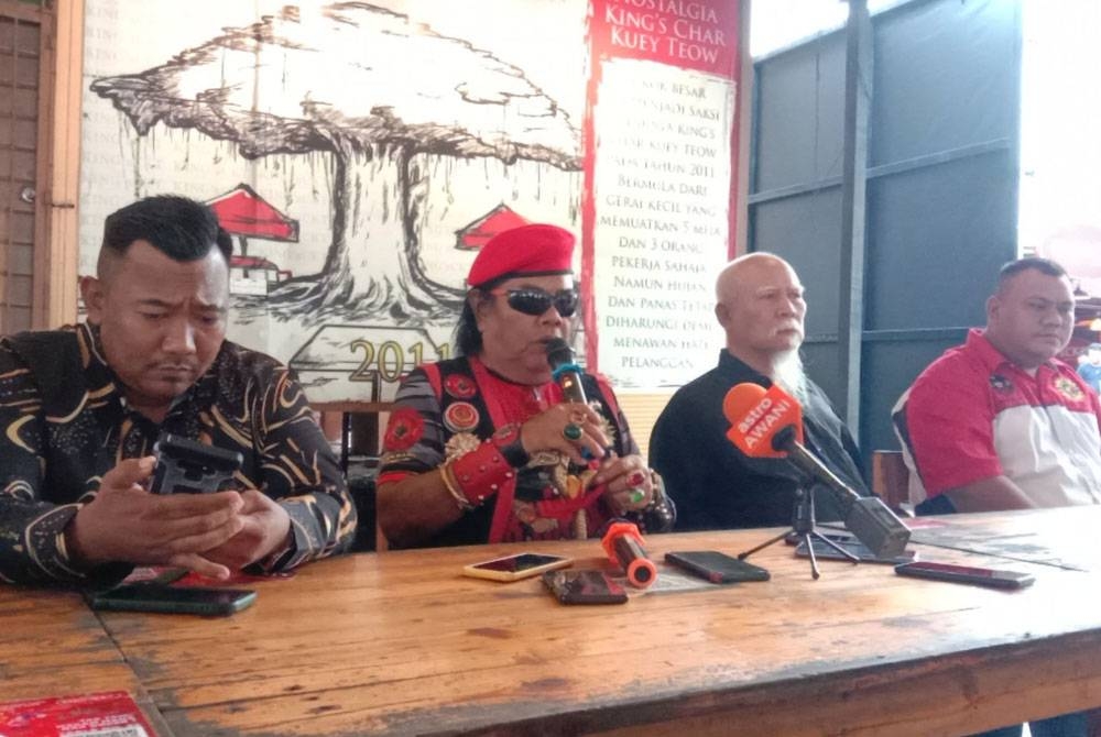 Abd Rani (dua kiri) ketika sidang akhbar di Port Dickson pada Rabu.