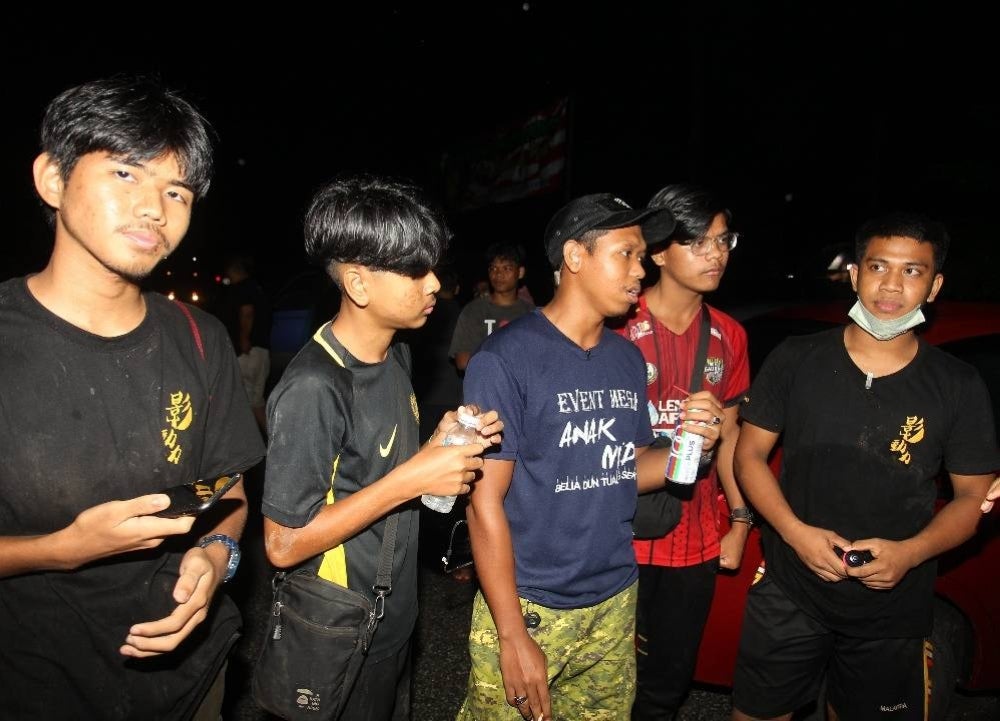 Muhd Aidilfitri (kanan) dan Mohd Fitri Shah (tiga dari kanan) bersyukur apabila semua kru selamat dalam kejadian itu.