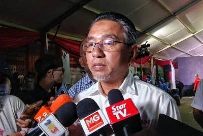 Adly ketika ditemui pemberita selepas Jelajah Mega Harapan Negeri Melaka dan Pelancaran Jentera Pilihan Raya PH Melaka di Sungai Petai Permai, di Alor Gajah, pada malam Selasa.
