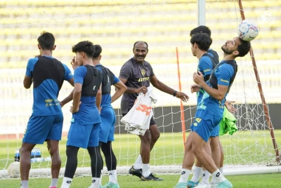 Victor (tiga kanan) mengharapkan anak buahnya memberikan persembahan terbaik menentang Negeri Sembilan pada malam Rabu. - Foto KDA FC