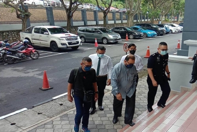 Tertuduh (depan, tengah) ketika hadir di Mahkamah Majistret Seremban pada Rabu.