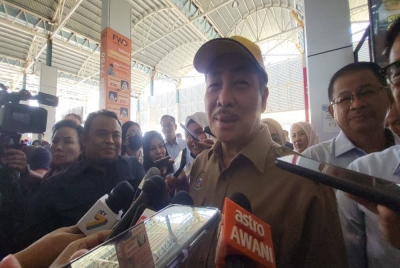 Hajiji ketika ditemui pemberita selepas menyempurnakan Majlis Pra-Pelancaran Minyak Masak 'Sayang' keluaran Kumpulan Sawit Kinabalu di Anjung Selera, Likas, Kota Kinabalu.