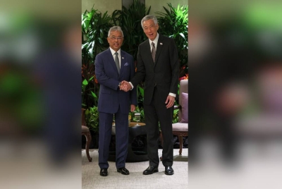 Al-Sultan Abdullah (kiri) pada Rabu berkenan menerima menghadap Hsien Loong sempena lawatan negara baginda ke republik itu selama empat hari bermula Selasa. - Foto Bernama