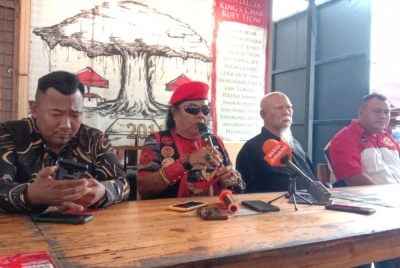 Abd Rani (dua kiri) ketika sidang akhbar di Port Dickson pada Rabu.