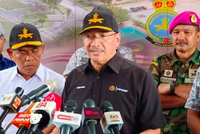 Hishammuddin ditemui dalam sidang media pada lawatan rasmi beliau ke Pangkalan TLDM, Lumut.