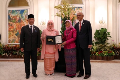 Al-Sultan Abdullah (kiri) dan Tunku Azizah berkenan menamakan sebuah pokok orkid ‘Dendrobium Queen Azizah of Malaysia’ ketika berangkat ke Majlis Sambutan Negara dan Majlis Santapan Negara di Istana, Orchard Road pada Rabu. - Foto Bernama
