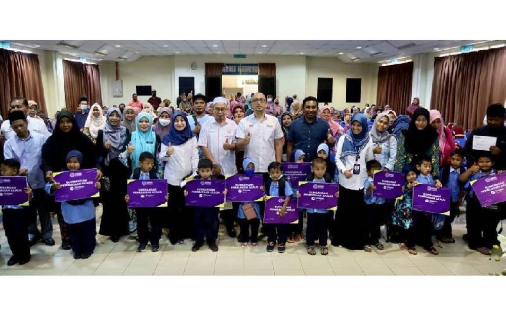 Penerima sumbangan Simpan SSPN Prime Kawasan Kuala Nerus bergambar bersama Dr Apli.