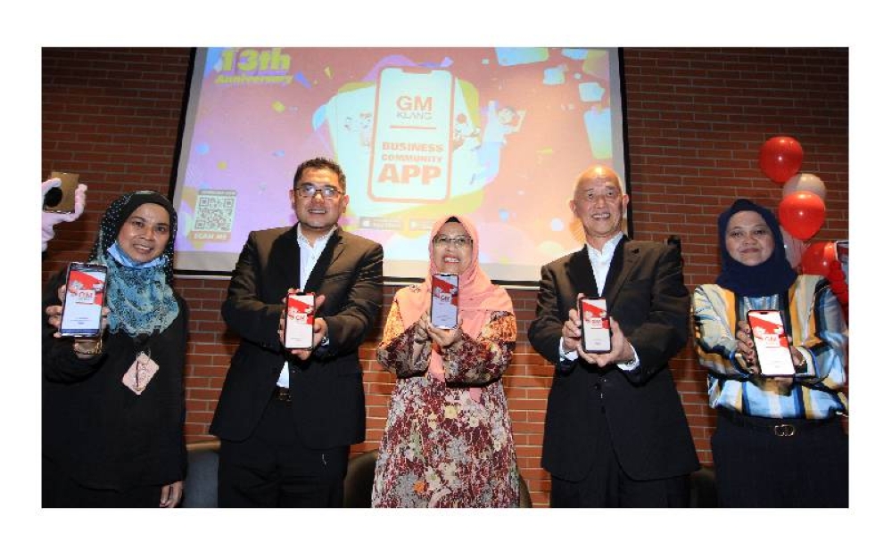 Rodziah (tengah) bersama Kok Seng (dua dari kanan) pada Majlis Pelancaran Aplikasi Komuniti Bisnes GM Klang di Pusat Borong GM Klang di sini pada Selasa.