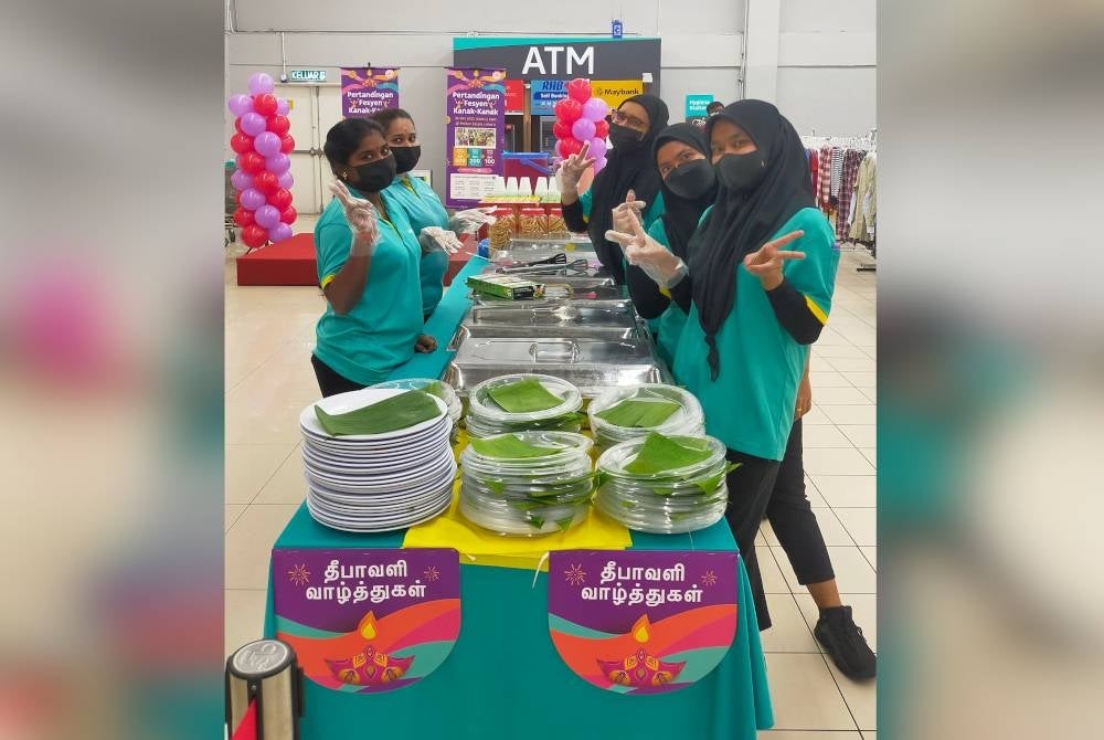 Kakitangan Lotus's Malaysia bersedia menghidangkan kepada tetamu nasi daun pisang pada program Rumah Terbuka Nasi Daun Pisang sempena perayaan Deepavali.