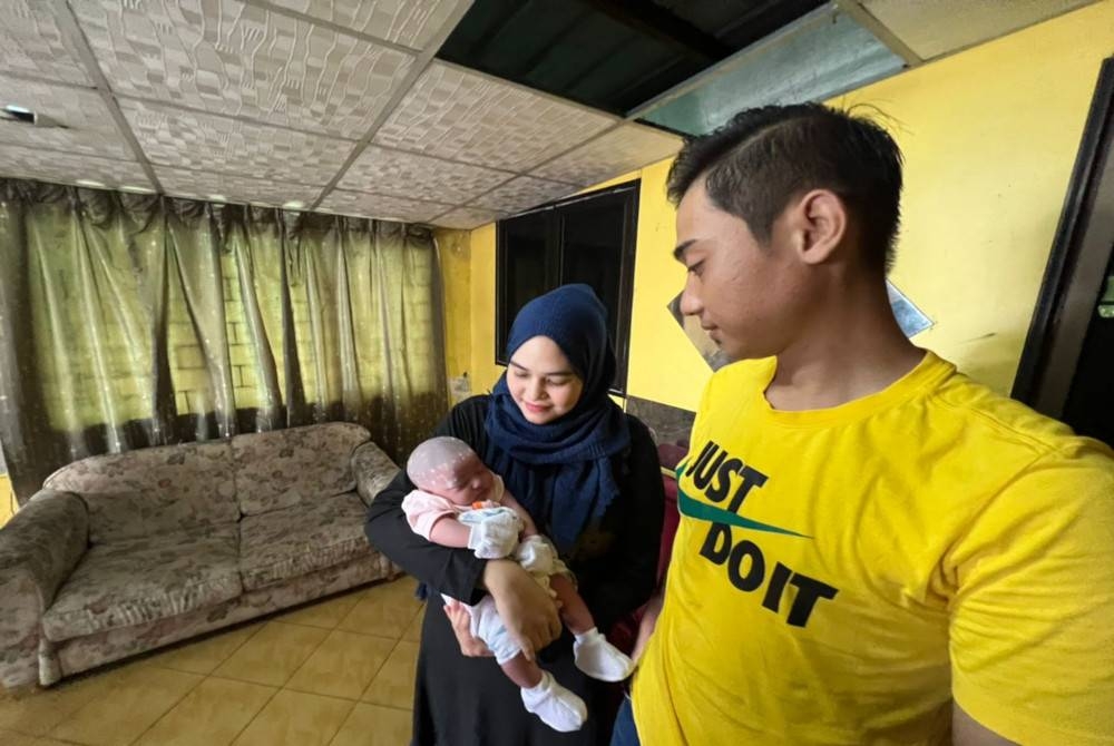 Nur Atiqah Mustafa (kiri) dan suaminya, Amirul Azizan (kanan) bersama Raiqa Hanania.