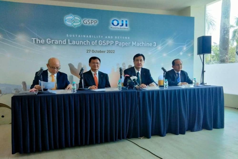 Hiroyuki Isono (dua kanan) pada sidang media selepas majlis pelancaran.