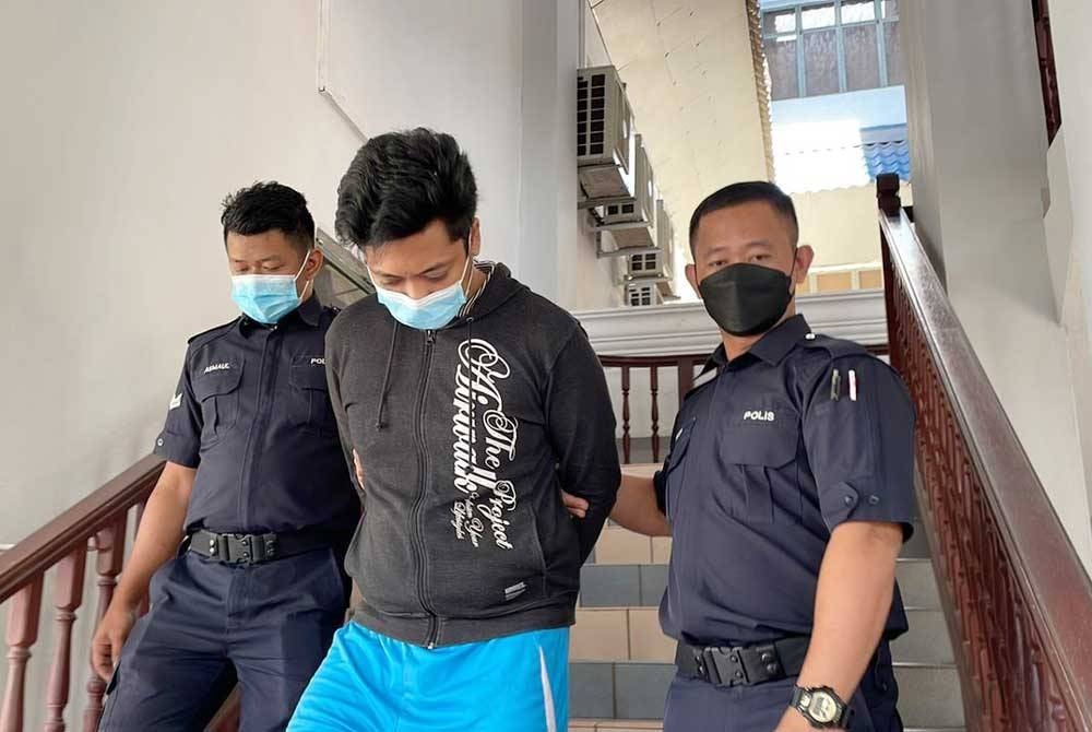 Nazri (dua dari kiri) mengaku bersalah di Mahkamah Majistret Ayer Keroh pada Khamis kerana menampar dan meletakkan cekodok panas pada tangan neneknya.