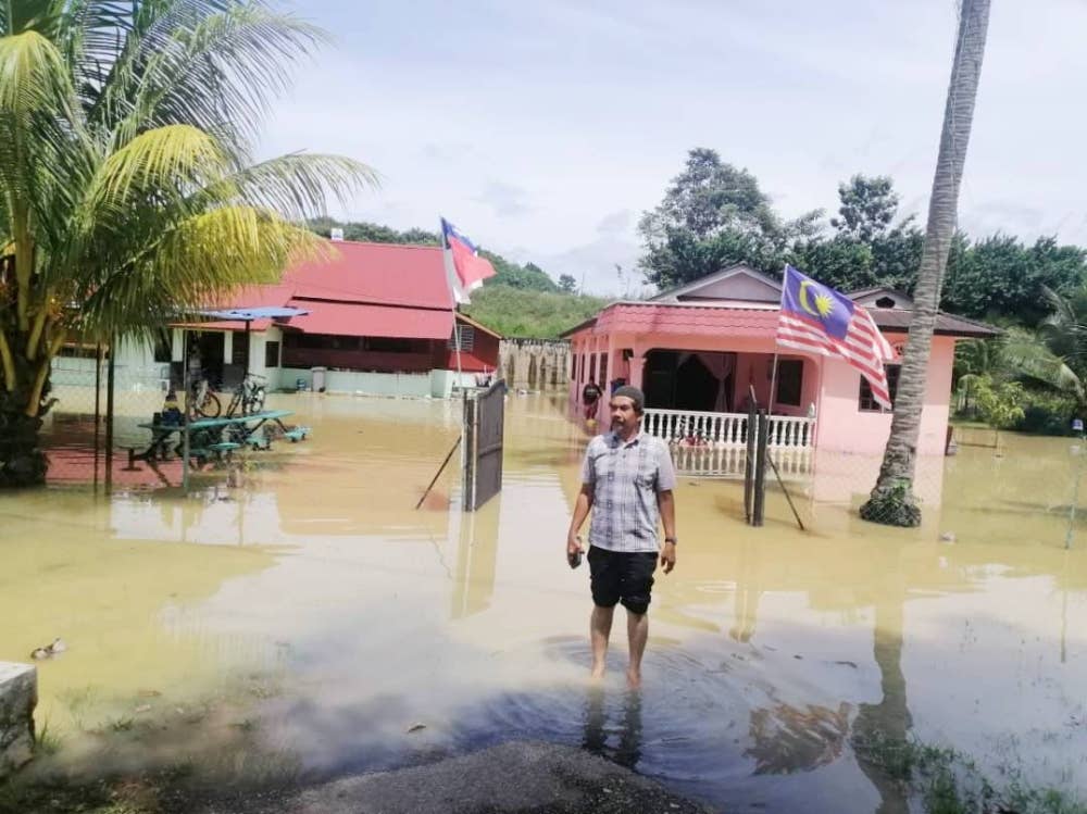 Banjir yang melanda beberapa kawasan di daerah Alor Gajah.