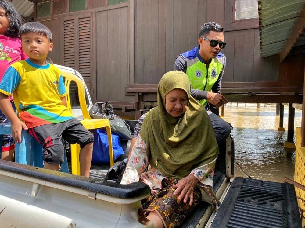 Antara mangsa banjir di Kampung Gadek Dalam yang dipindahkan ke PPS pada Khamis.
