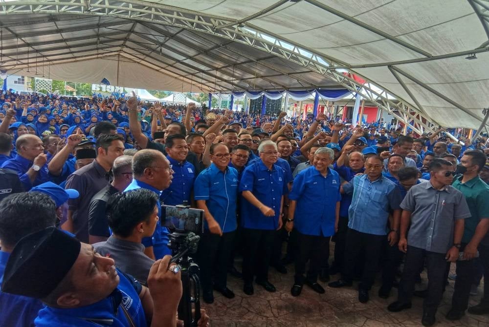 Ahmad Zahid (tengah) bersama Ismail Sabri dan jentera BN Pahang di Dataran Kerayong di Bera pada Khamis..