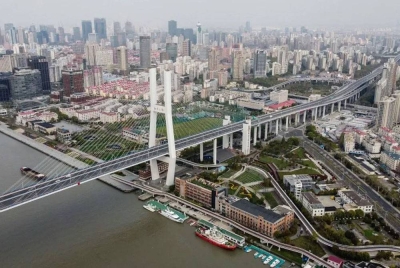 Seorang lelaki di China jatuh sakit selepas dia memakan ketam hidup-hidup. - Foto AFP