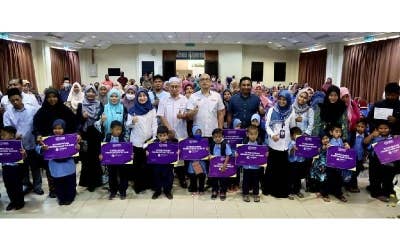 Penerima sumbangan Simpan SSPN Prime Kawasan Kuala Nerus bergambar bersama Dr Apli. 