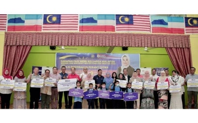 Dr Noraini bergambar bersama penerima Program Kembara Keluarga Simpan SSPN Peringkat Negeri Sabah.