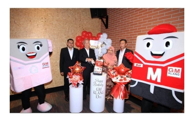 Rodziah (dua dari kanan) dan Kok Seng memotong kek sempena ulang tahun ke-13 selepas majlis pelancaran aplikasi Komuniti Bisnes GM Klang.