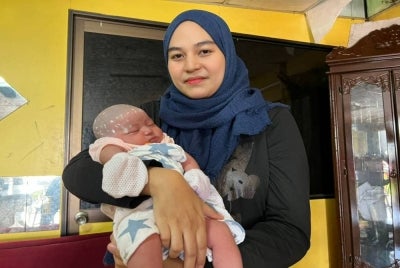 Nur Atiqah Mustafa bersama bayinya, Raiqa Hanania.