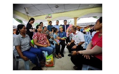 Mohd Salim (duduk, tengah) beramah mesra dengan masyarakat Orang Asli Kampung Panchor ketika hadir program Pekebun Kecil Makmur RISDA Bersama Jabatan Hal Ehwal Orang Asli dan Jelajah Kasih Keluarga Malaysia.