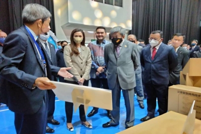 Sultan Sharafuddin bersama Tengku Permaisuri Norashikin dan Tengku Amir Shah turut berkenan melawat tapak pameran disediakan dan mendengar penerangan mengenai produk dihasilkan GSPP Selangor.