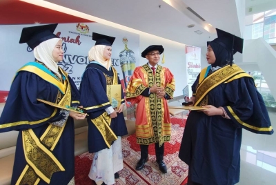 Noor Azmi menyantuni penerima anugerah pencapaian cemerlang akademik (dari kanan) Fauziah Harron, Suhailah Subhi dan Zainab Jumaat.