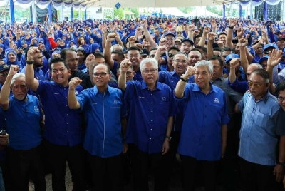 Ismail Sabri (tiga, kanan) ketika tiba pada Majlis Solidariti Kestabilan dan Kemakmuran serta Pelancaran Jentera BN Pahang. - Foto Bernama.