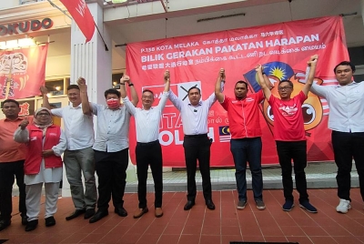Anthony (enam dari kiri) bersama barisan pemimpin PH Melaka ketika merasmikan pelancaran Jentera Pilihan Raya PH Parlimen Kota Melaka dan pengumuman calon Parlimen Kota Melaka di Kota Laksamana di Melaka, pada petang Khamis.