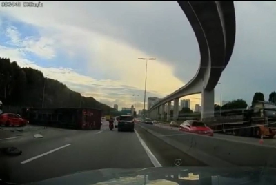 Seorang wanita hanya mengalami cedera ringan selepas kereta dipandunya dilanggar sebuah treler. Foto Facebook.