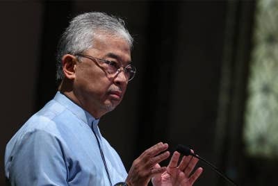 Yang di-Pertuan Agong Al-Sultan Abdullah Ri’ayatuddin Al-Mustafa Billah Shah berkenan menyampaikan titah pada Majlis Santapan Malam bersama Diaspora Malaysia di Singapura. - Foto Bernama.