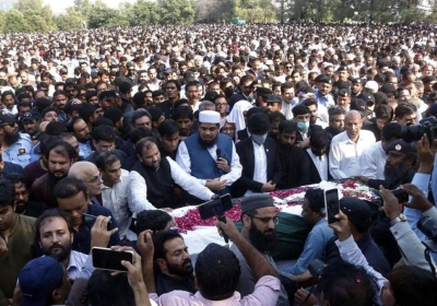 Puluhan ribu orang menghadiri pengebumian wartawan Pakistan Arshad Sharif di Islamabad pada Khamis. Foto AFP.