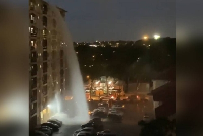 Kejadian 'air terjun' dipercayai akibat tangki pecah dari tingkat atas sebuah pangsapuri di Taman Mas, Puchong tular pada Khamis.