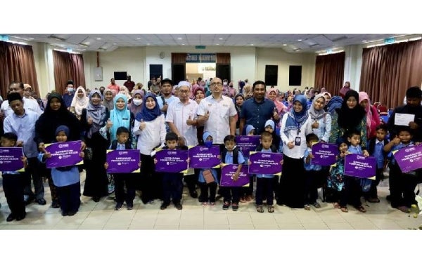 Penerima sumbangan Simpan SSPN Prime Kawasan Kuala Nerus bergambar bersama Dr Apli. 