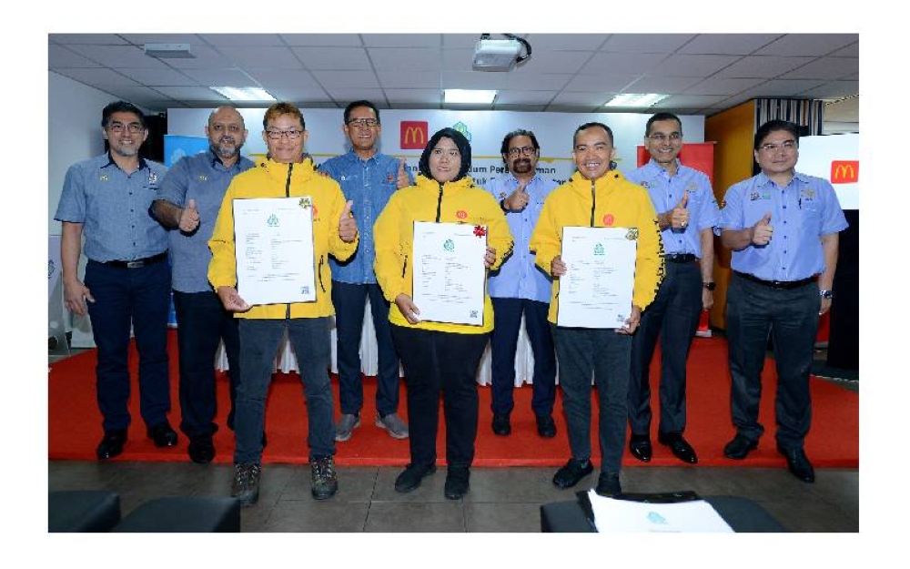 Penghantar makanan diberi sijil SKSPS simbolik kepada caruman yang ditaja McDonald’s sebanyak 20 peratus membabitkan kos RM250,000.