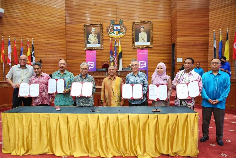 Saarani (tengah) menyaksikan Mou antara MBI dengan YTL Communications Sdn Bhd dan dua lagi syarikat, MTIB dan Perak SADC pada Khamis.