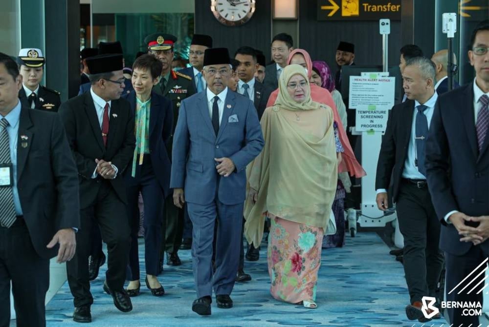 Al-Sultan Abdullah dan Tunku Azizah berangkat pulang ke tanah air hari ini selepas selesai mengadakan lawatan negara di Singapura, selama empat hari. - Foto Bernama
