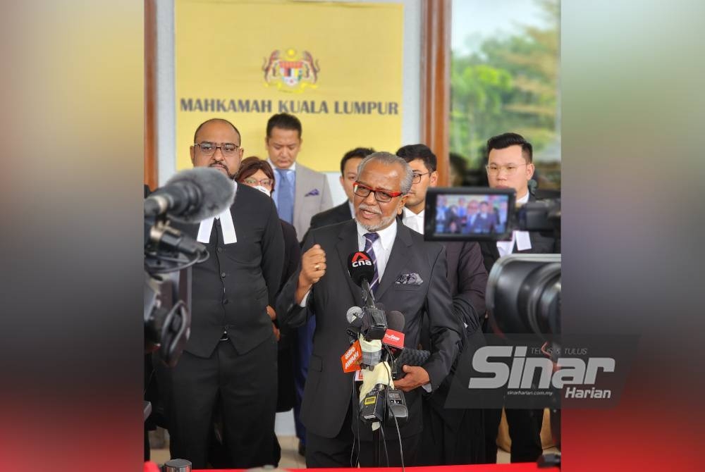 Mohamad Shafee ketika bercakap kepada pemberita di perkarangan Mahkamah Tinggi Kuala Lumpur pada Jumaat.