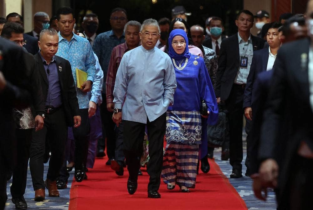 Al-Sultan Abdullah dan Tunku Azizah berkenan berangkat ke Majlis Santapan Malam bersama Diaspora Malaysia di Singapura di sebuah hotel pada Khamis.