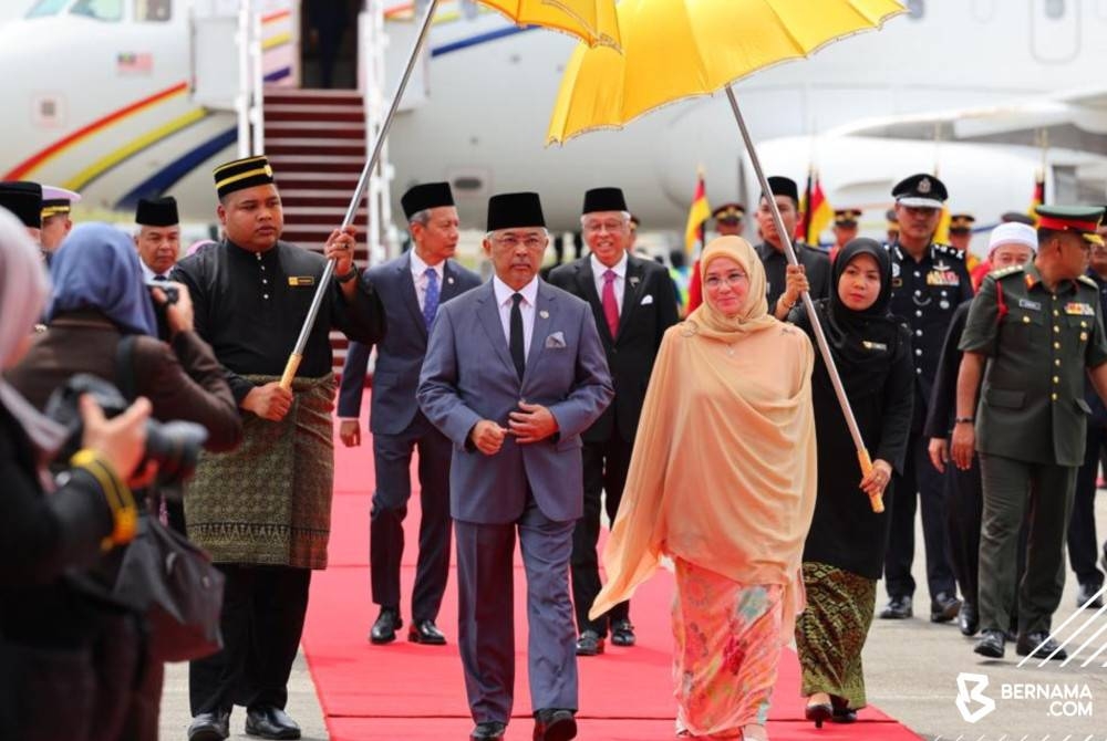 Al-Sultan Abdullah dan Tunku Azizah berangkat tiba di Kompleks Bunga Raya, KLIA, Sepang selepas selesai mengadakan lawatan negara ke Singapura, selama empat hari. - Foto Bernama