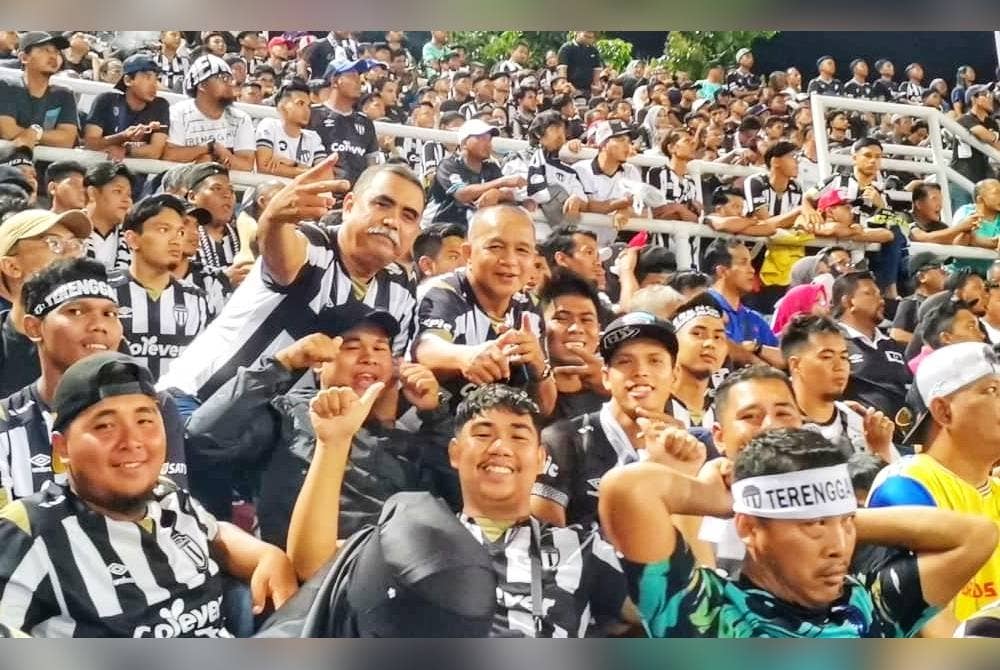 Sebahagian penyokong pasukan Terengganu yang hadir di Stadium Darul Makmur malam Khamis. - Foto Ihsan TFFC