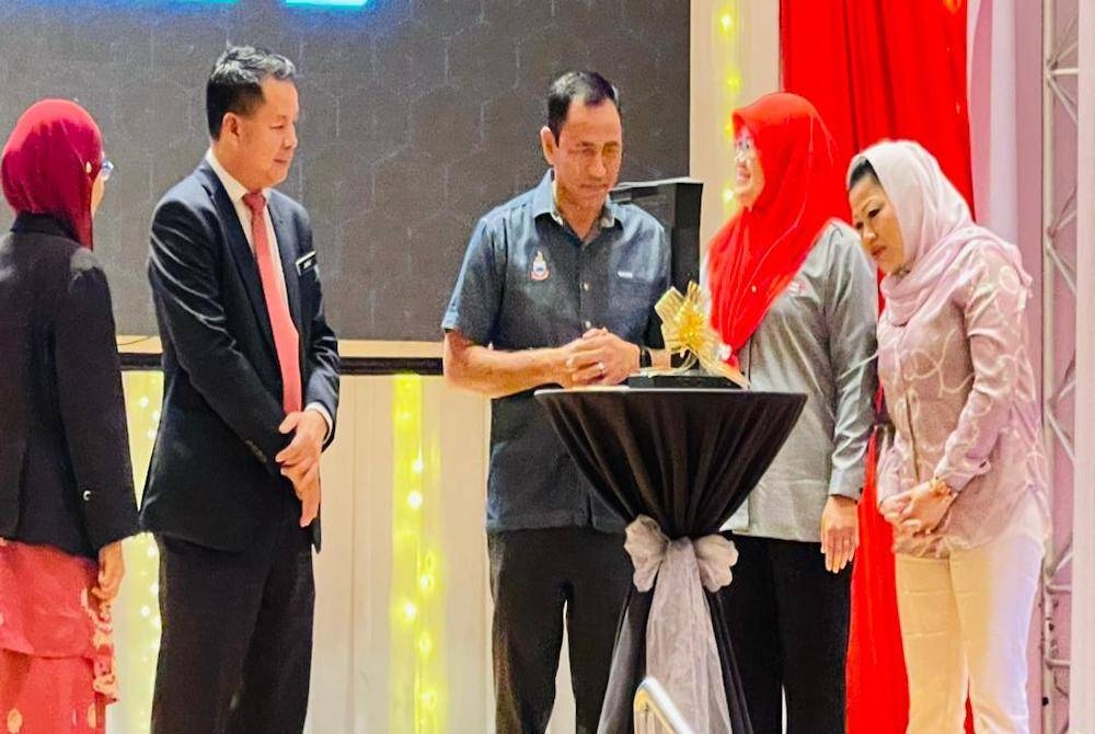 Yakub (tengah) ketika menyempurnakan Majlis Perasmian Program Digitasi Rekod Mahkamah Anak Negeri (MAN) di Kota Kinabalu.