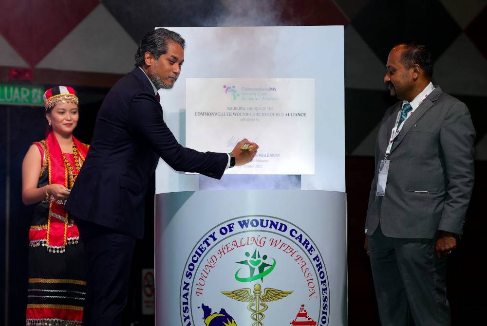 Khairy Jamaluddin (tengah) ketika gimik pada Majlis Perasmian Komanwel dan Persidangan Luka Global Ke-4 di Pusat Konvensyen Sunway Pyramid hari ini. - Foto Bernama