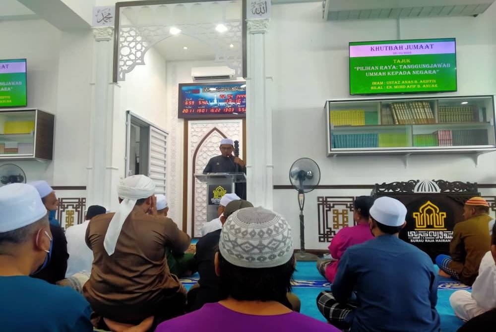 Khatib bertugas, Anas Ariffin menyampaikan khutbah di Surau Diri Jumaat Raja Hairani, Taman Meru Perdana 2, Ipoh.