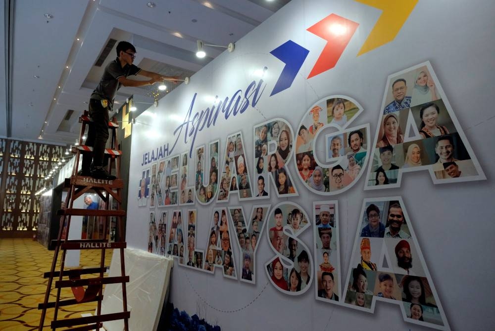 Petugas sibuk memasang lampu di ruang pameran semasa melakukan persiapan terakhir menjelang Jelajah Aspirasi Keluarga Malaysia (AKM) Pahang di Pusat Konvensyen Antarabangsa Sultan Ahmad Shah pada Khamis. - Foto Bernama